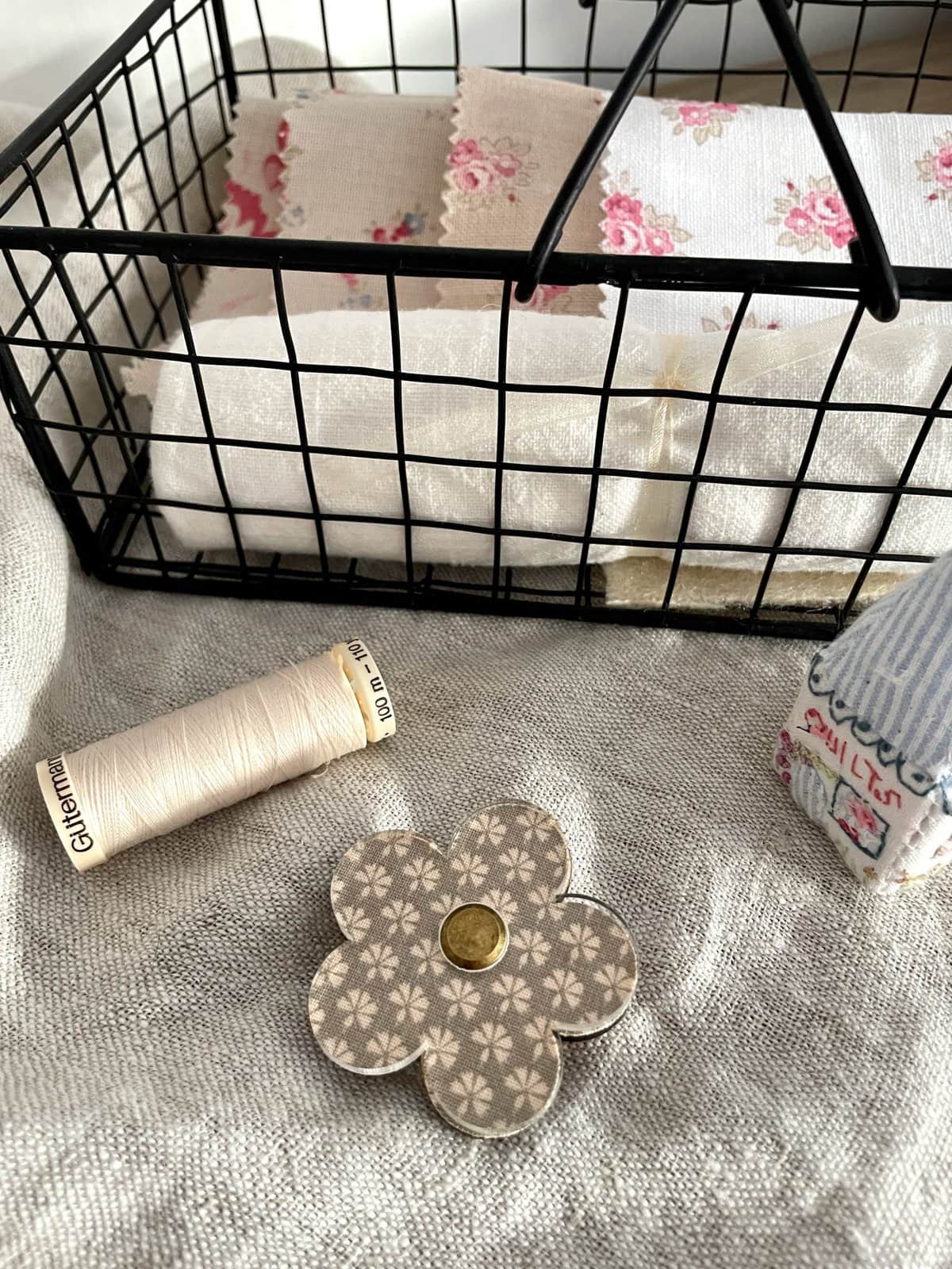 Sage Floral Needle Minder