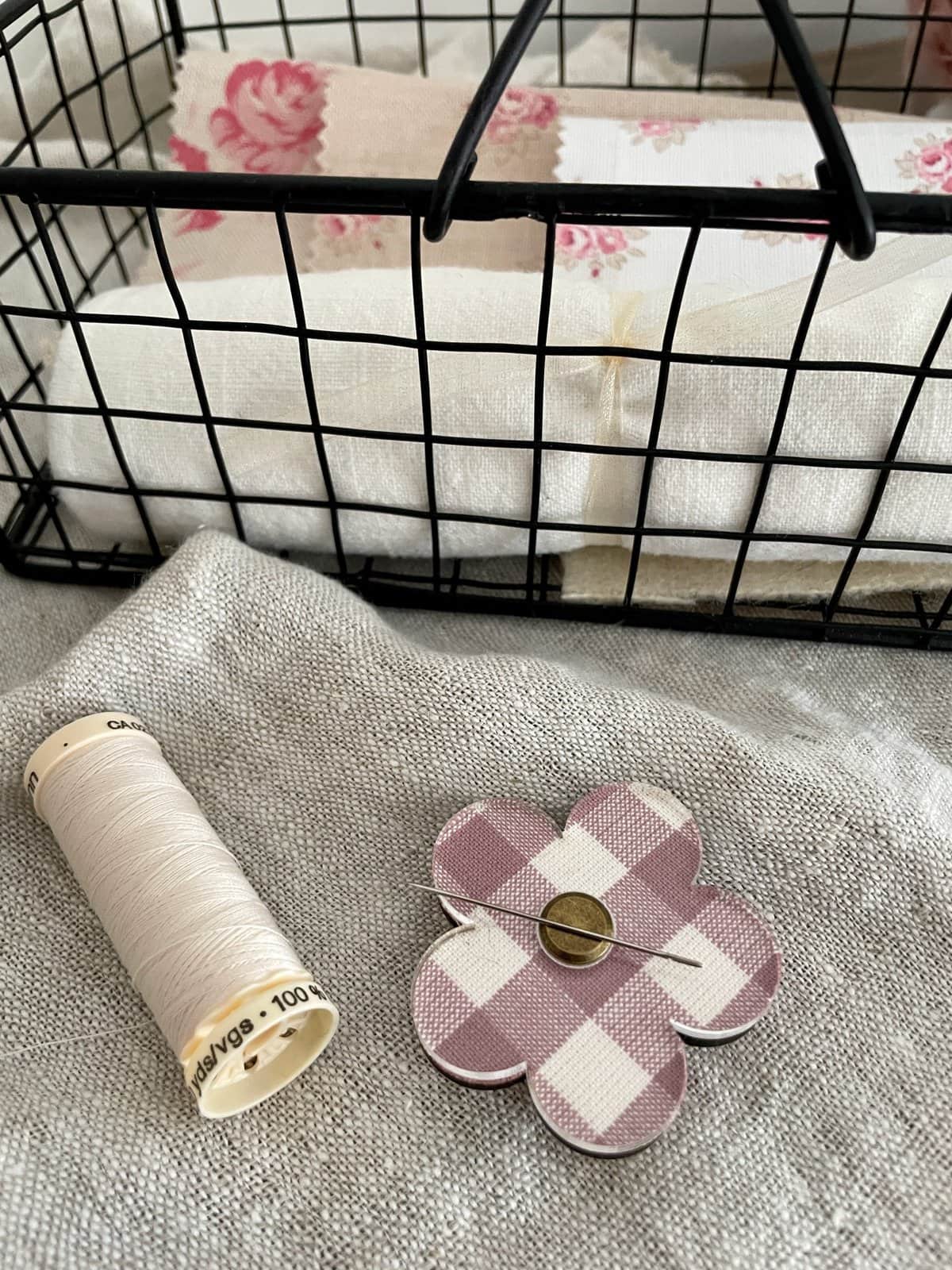 Floral Gingham Needle Minder