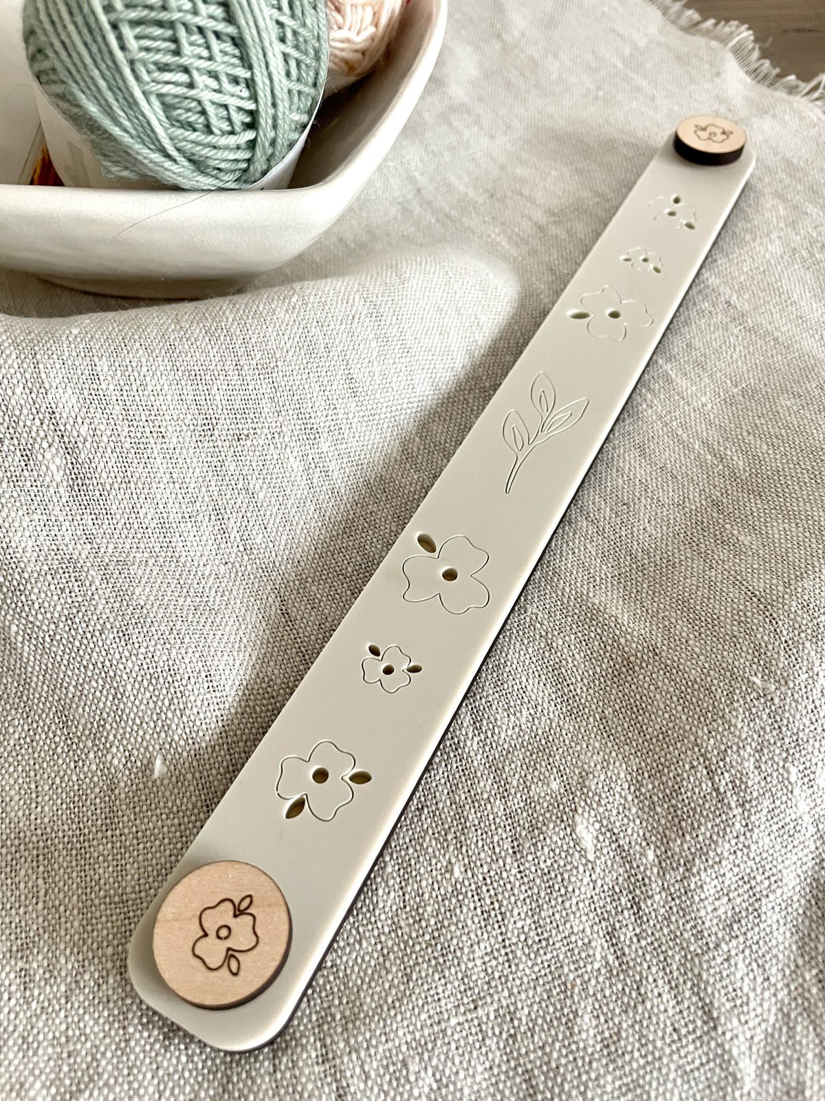 Cream Floral Pattern Tracker - Image 2