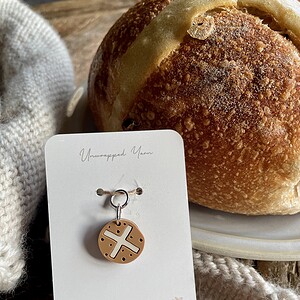Hot Cross Bun Stitch Marker