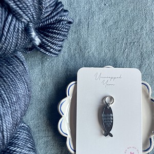 Mirrored Sardine Stitch Marker